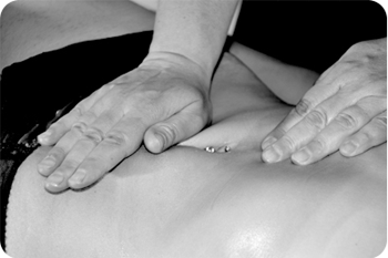 Le massage Californien libere des crampes abdominales