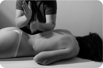 Massage Tui-Na, percussion sur les grands dorsaux